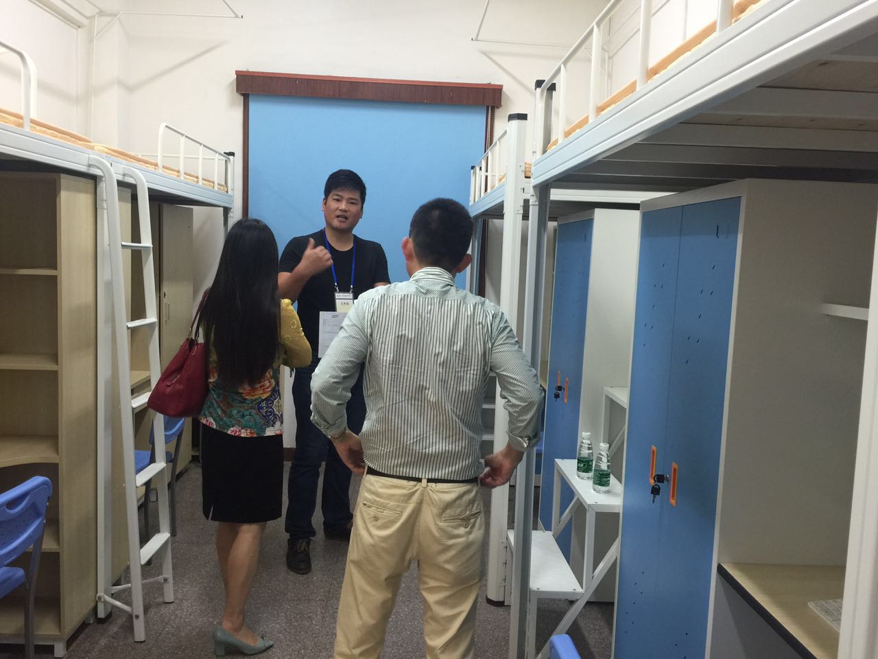 深圳公寓床客戶來連盈家具采購！