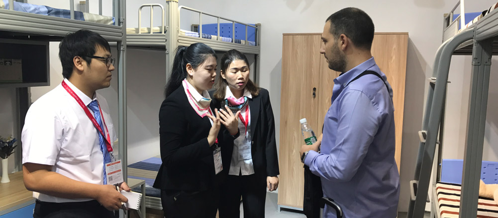 連盈人用心為國外友人講解