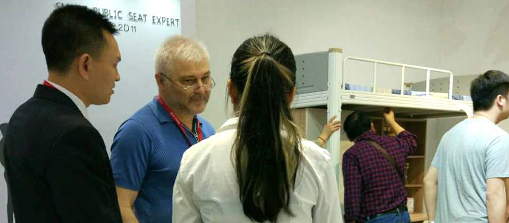 展會中連盈人熱情接待國外客戶