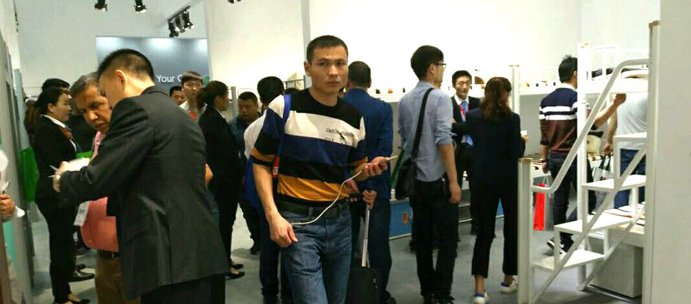 連盈展廳人山人海