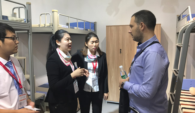 連盈人為國外友人詳細講解